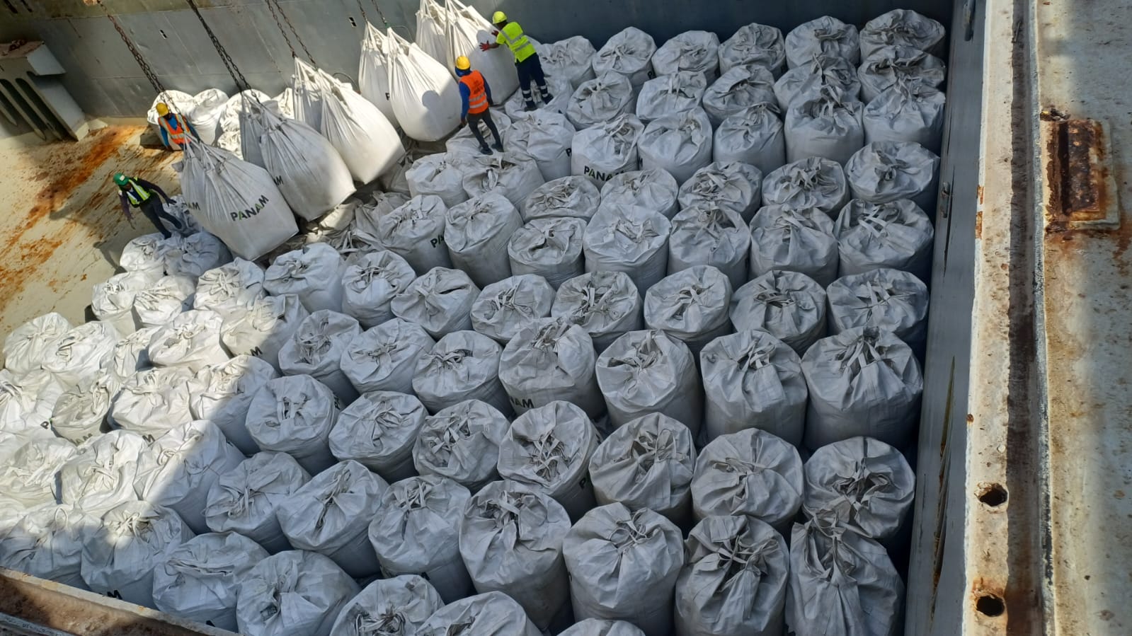 Loading cement big bags in Dominican Republic for Bonaire